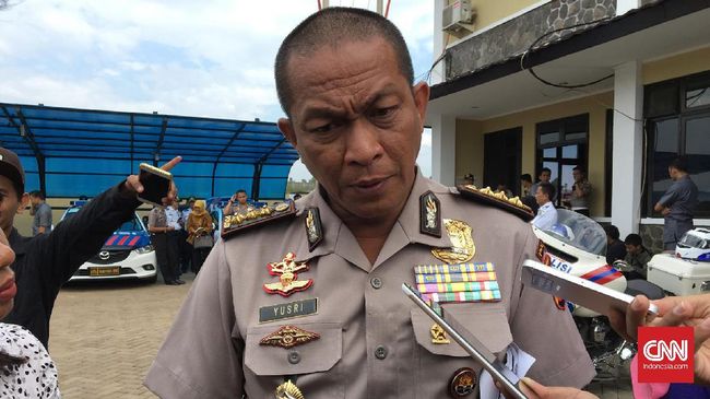 Polisi Tindak Tegas Ormas Razia Jelang Natal dan Tahun Baru Polda Metro Jaya meminta ormas-ormas membantu kepolisian untuk melakukan pengamanan jelang Natal 2019 dan Tahun Baru 2020 ketimbang melakukan razia.