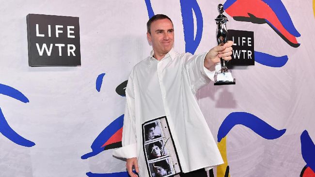 Desainer dan kepala bagian kreatif, Raf Simons memutuskan untuk hengkang dari rumah mode Calvin Klein karena perbedaan visi. 
