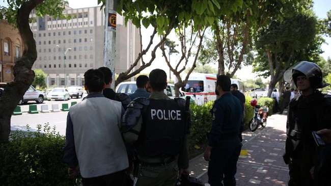 Protes di Iran memasuki hari ketiga dan, berdasarkan laporan media sosial, dua demonstran ditembak mati oleh polisi.