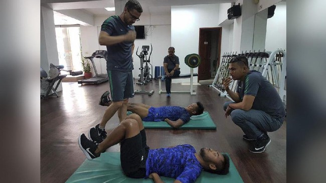 Dokter Timnas Indonesia, Syarif Alwi (kacamata duduk) sedang memantau proses pemulihan Saddil Ramdani (jenggot berbaring) dan Ahmad Nur Hardianto (berbaring). (Dok. PSSI)