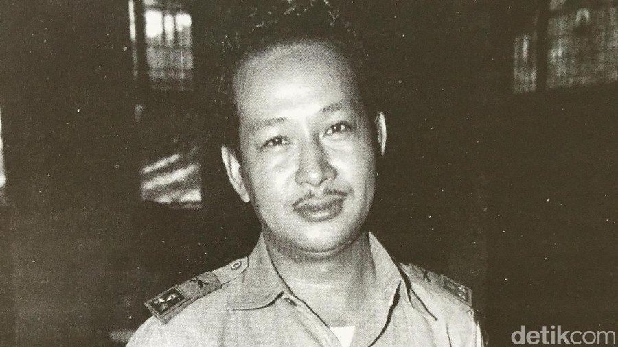 Soeharto di sela rapat para panglima seluruh Indonesia di Jakarta, 1957 Soeharto di sela rapat para panglima seluruh Indonesia di Jakarta, 1957