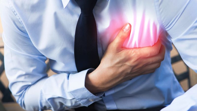 Spesialis jantung dan pembuluh darah Siloam Hospitals Surabaya, menerangkan bagaimana penyakit jantung koroner sering kali disebut sebagai silent killer disease