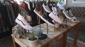 Cerita di Balik Populernya Sepatu dengan Hiasan Manik-manik