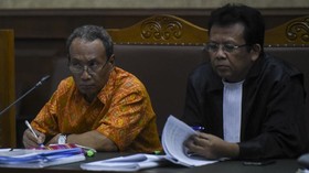 Terdakwa e-KTP Menangis Minta Maaf di Hadapan Hakim