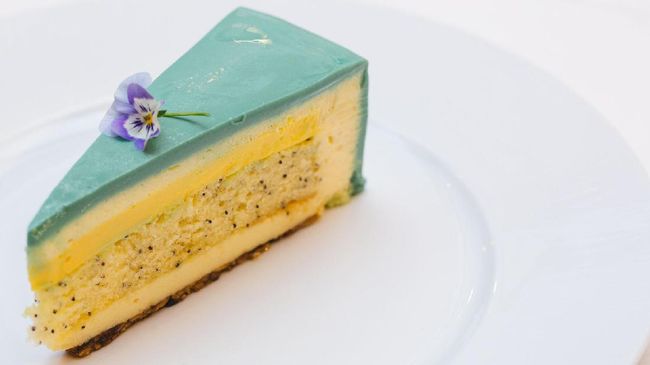 Irisan kue pernikahan Pangeran Charles dan Lady Diana, Pangeran William dan Kate Middleton, serta tiga pernikahan Kerajaan Inggris lainnya laris terjual.