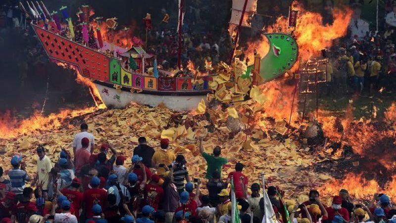 Festival Bakar Tongkang bakal hadir kembali di Bagansiapiapi, Kabupaten Rokan Hilir (Rohil), Riau pada 10-11 Juni 2017.