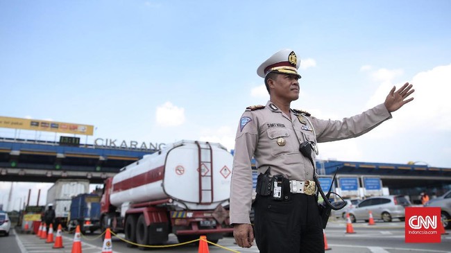 Kapolda Metro Jaya M. Iriawan mengimbau pemudik agar tak terlalu lama beristirahat di rest area km 19 Tol Cikampek, Jawa Barat.