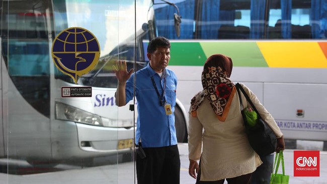 Sopir bus angkutan lebaran menjadi salah satu profesi yang membuat mereka melewatkan momen lebaran bersama keluarga karena tugas mengantar pemudik.
