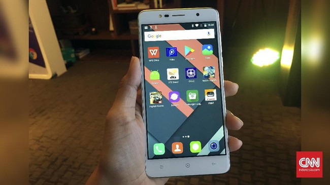 Ponsel ini menyasar pengguna menengah sehingga harga yang ditawarkan pun cukup terjangkau, Rp2.099.000 saja.