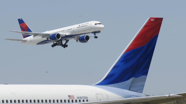 A Boeing 757 takes off following Delta Airlines' emergence from bankruptcy at a at Hartsfield Jackson International Airport 30 April 2007 in Atlanta, Georgia. The 757 sports new branding that will appear on more than 900 planes, at airports and on advertising.   Barry Williams/Getty Images/AFP = FOR NEWSPAPERS, INTERNET,TELCOS AND TELEVISION USE ONLY =