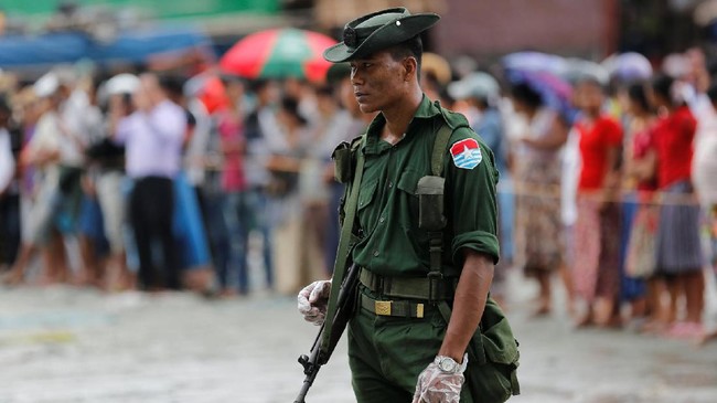 China mengungkapkan keinginan untuk memperkuat hubungan dengan militer Myanmar, meski konflik dengan kaum minoritas Rohingya di Rakhine masih terus memanas.
