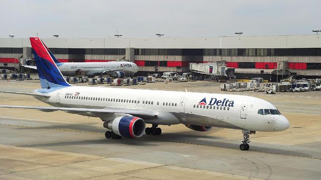 Penumpang pada penerbangan Delta Air Lines baru-baru ini terpaksa menahan langit-langit pesawat yang terancam runtuh di tengah perjalanan udara.