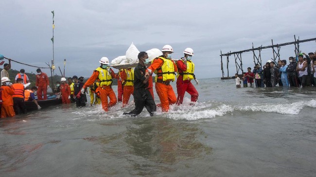 Harapan Korban Selamat, Kekuatan Myanmar Cari Pesawat
