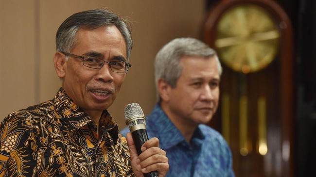 OJK meminta pelaku ekonomi syariah untuk tak cepat puas diri meski pertumbuhan mereka lebih baik dari ekonomi nasional pada 2020 kemarin. 