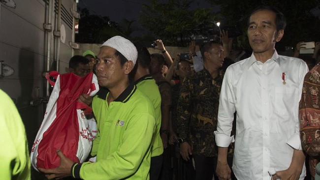 Saat dipanggil oleh Jokowi untuk mendapatkan hadiah sepeda, seorang ibu rumah tangga mengaku hanya memberi lauk daging untuk anaknya saat Idul Adha.