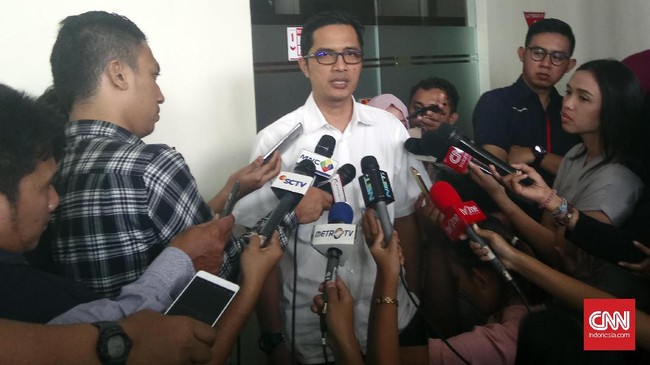 KPK memanggil dua kepala dinas di Jawa Timur terkait dengan dugaan suap Ketua Komisi B DPRD Jawa Timur Mochamad Basuki.