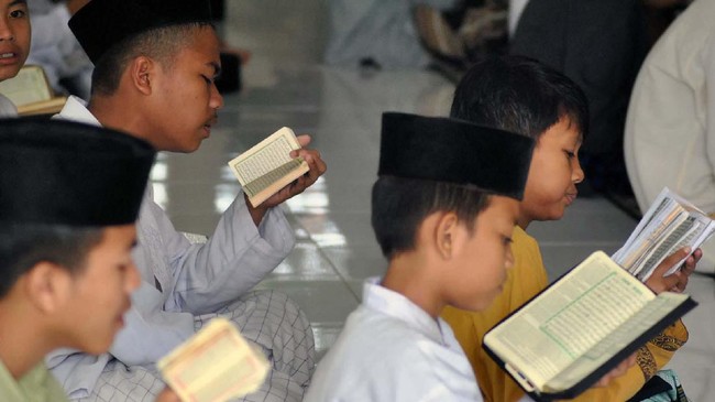 Adakah hal yang perlu ditiru oleh lembaga pendidikan umum dari pesantren? Hal-hal berikut ini akan menjawabnya.