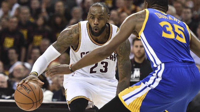LeBron James tak mempermasalahkan bertaburnya bintang di tim Golden State Warriors sehingga mereka menjadi tim yang amat kuat musim ini.