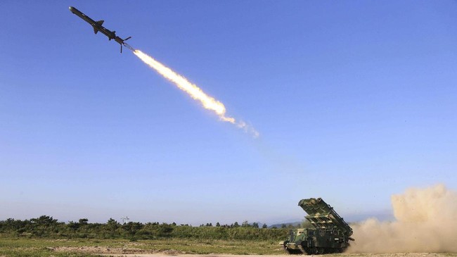 Korea Utara kembali melakukan uji coba peluru kendali yang dinilai Amerika Serikat sebagai bagian dari pengembangan program rudal balistik antarbenua.