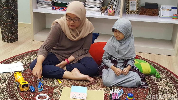 Liburan memang dinanti. Tapi kalau sudah cukup panjang, anak pun jadi gampang bosan. Alhasil mereka minta main gadget.