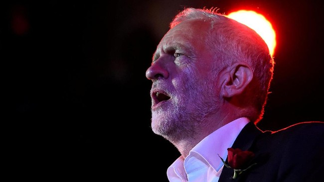 Pemimpin partai oposisi Inggris mendesak Theresa May mundur setelah jajak pendapat awal hasil pemilu menunjukkan indikasi kuat kekalahan Partai Konservatif.