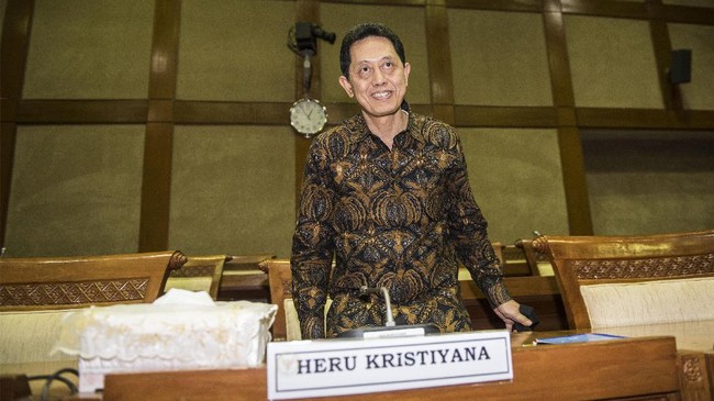 OJK menilai jika program vaksinasi covid-19 berjalan lambat, maka pertumbuhan kredit bank akan terkontraksi hingga minus 5 persen.