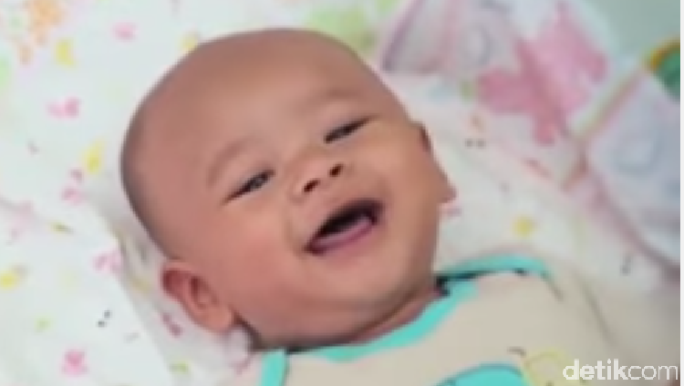 Sama-sama usia enam bulan, bayi lain sudah bisa berguling, sementara bayi kita belum. Duh, ada yang salah nggak ya?