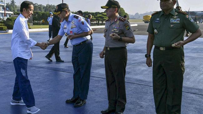 Dalam kunjungannya ke Tasikmalaya, hari ini, Presiden Jokowi bergaya santai dengan mengenakan celana jin dan sepatu sneaker. 