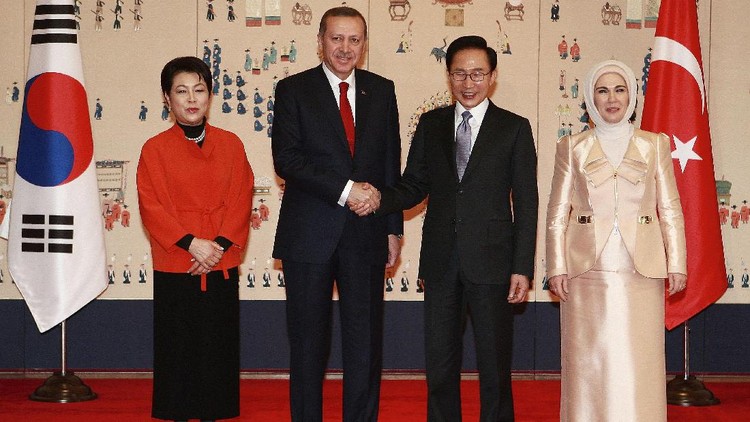 Emine Erdogan SEOUL, SOUTH KOREA - MARCH 26: Turkish Prime Minister Recep Tayyip Erdogan (2nd L) and his wife Emine Erdogan (R), South Korean President Lee Myung- bak (2nd R) and his wife Kim Yoon-ok (L), pose before their meeting at the Presidential house on March 26, 2012 in Seoul, South Korea. World leaders gather at Seoul to discuss on the issues to prevent possible nuclear terrorism and recurrence of meltdown of nuclear power plants and to minimize nuclear material across the world. (Photo by Kim Hee-Chul - Pool /Getty Images)
