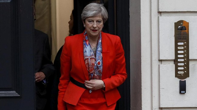 Theresa May mengambil keputusan untuk mempertahankan Menteri keuangan Philip Hammond dan beberapa anggota penting kabinetnya di posisi masing-masing. 