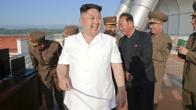 Presiden Filipina menganggap Kim Jong-un sebagai seorang 'maniak bodoh' dengan 'mainan nuklir' berbahaya yang bisa memicu kehancuran di Asia.