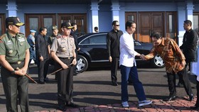 Jokowi Ungkap Alasan Pakai Sepatu Sneaker