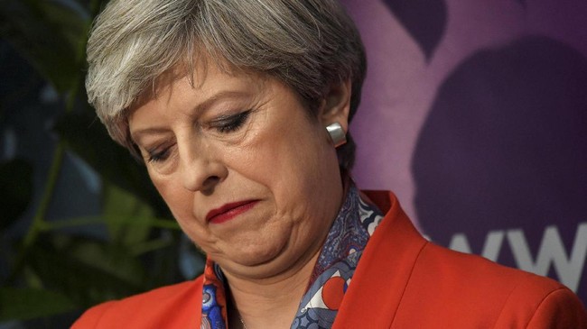 Perdana Menteri Inggris Theresa May disebut 'tidak punya hati' karena menolak menemui korban kebakaran di Grenfell Tower dengan alasan keamanan.