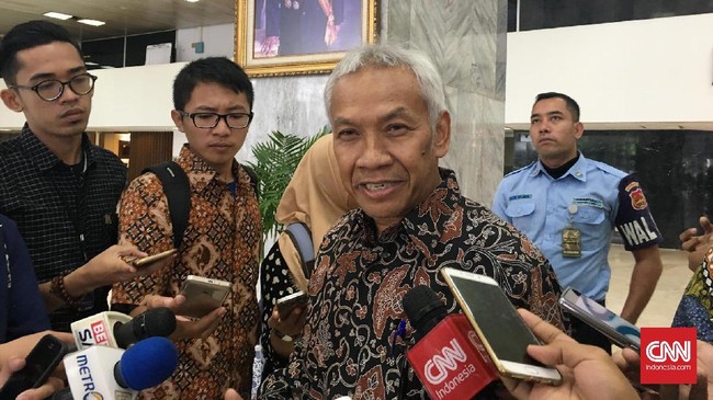 Meski menyatakan tak akan salat Jumat bersama massa 299 di depan Gedung DPR, Wakil Ketua DPR Agus Hermanto menjanjikan menemui peserta demonstran.
