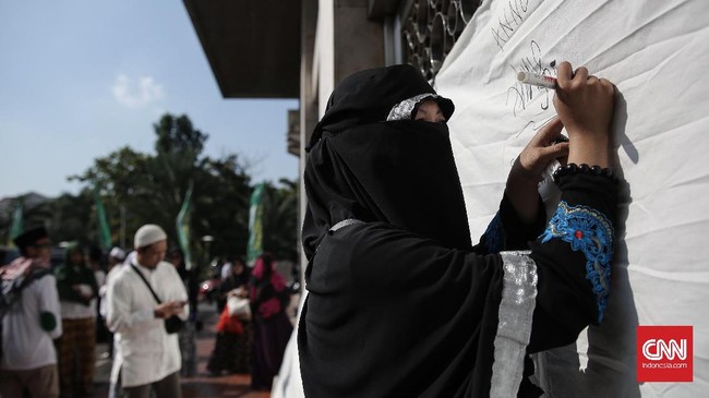 Tetangga menilai Asma Dewi lebih banyak bergaul di luar daripada di lingkungannya sendiri. Sekretaris Presidium Alumni 212 itu kini ditangkap polisi.