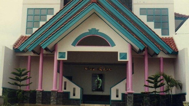 Di era 1990-an Nike Ardilla adalah bintang remaja serba bisa. Tapi umurnya tak panjang dan rumahnya kini jadi museum.