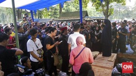 Tangis Keluarga Pecah Iringi Pemakaman Julia Perez