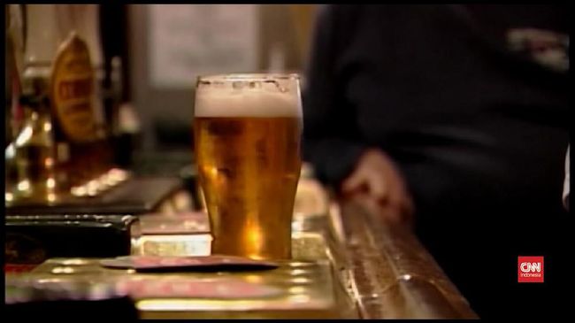 Banyak orang berpikir, minum alkohol dalam jumlah sedikit itu aman dan tak merusak kesehatan. Benarkah?