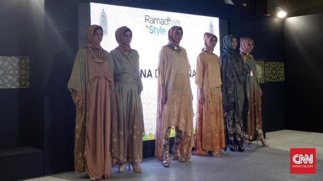 Eugeneffectes, Alphiana Chandrajani, Sofie, Dana Duriyatna, Sad Indah Ambarwati dan Nuniek Mawardi membuka pekan peragaan busana muslim Ramadan in Style.