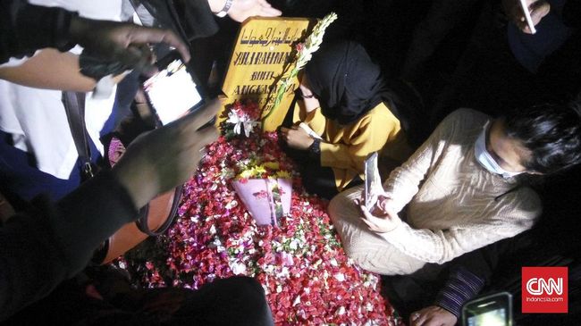Eko Patrio meminta agar seluruh kesalahan Julia Perez semasa hidup, baik yang sengaja maupun tidak sengaja, mendapat maaf dari rekan-rekannya.