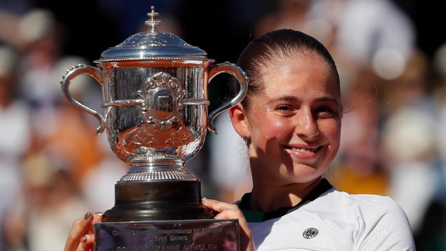 Jelena Ostapenko, petenis muda asal Latvia, merebut gelar juara tenis Perancis Terbuka Roland Garros. Ia mengalahkan Simona Halep di final, Sabtu (10/6).