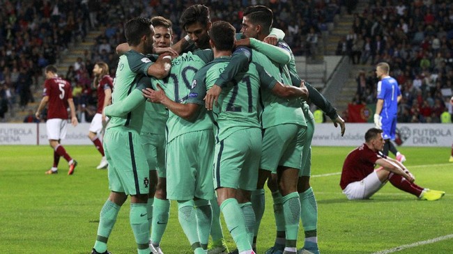 FOTO: Bocah Menyusup ke Lapangan Demi Cristiano Ronaldo