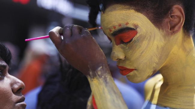 Nicole dan Irina bersedia dilukis tubuhnya oleh seniman body painting, Andy Golub. Usai dilukis mereka berjalan-jalan di Times Square New York.