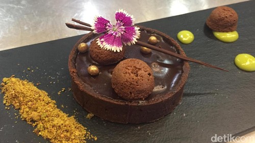 Tartlet Cokelat Kurma yang Istimewa dengan Saus Pistachio Tartlet Cokelat Kurma yang Istimewa dengan Saus Pistachio