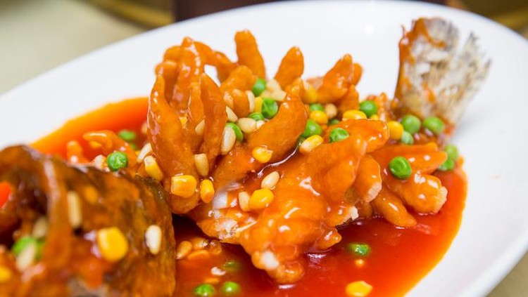 Ikan gurami bisa diolah jadi berbagai macam masakan. Salah satunya dengan saus asam manis. Kalau Bunda mau mencobanya, simak resep gurami asam manis berikut.