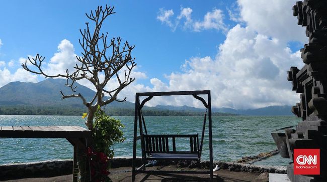 Bersantai dengan pemandangan gunung dan danau sekaligus bisa dilakukan di kawasan Gunung Batur, Kintamani, Bali.