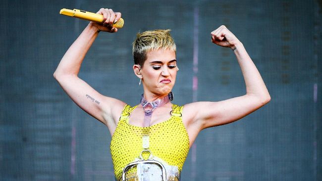 Produser MTV Video Music Awards Garrett English membantah isu yang menyebut bahwa Taylor Swift dan Katy Perry akan berduet di ajang penghargaan yang digelarnya.