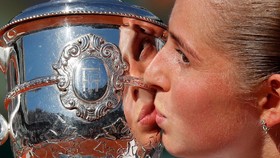 FOTO: Jelena Ostapenko Juara Perancis Terbuka