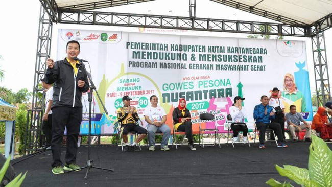 Menpora RI Imam Nahrawi ikut meramaikan kampanye Gowes Pesona Nusantara beserta ribuan peserta di Kutai Kartanegara yang begitu antusias.