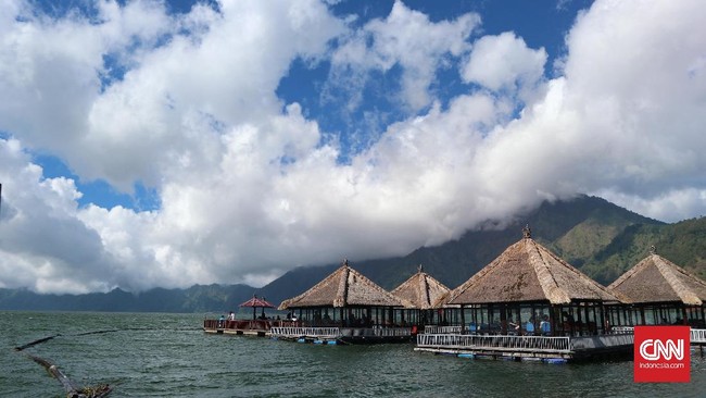 Pemerintah akan mempercepat perbaikan dan pembangunan infrastruktur sejumlah destinasi wisata potensial di dalam negeri untuk menangkap peluang.